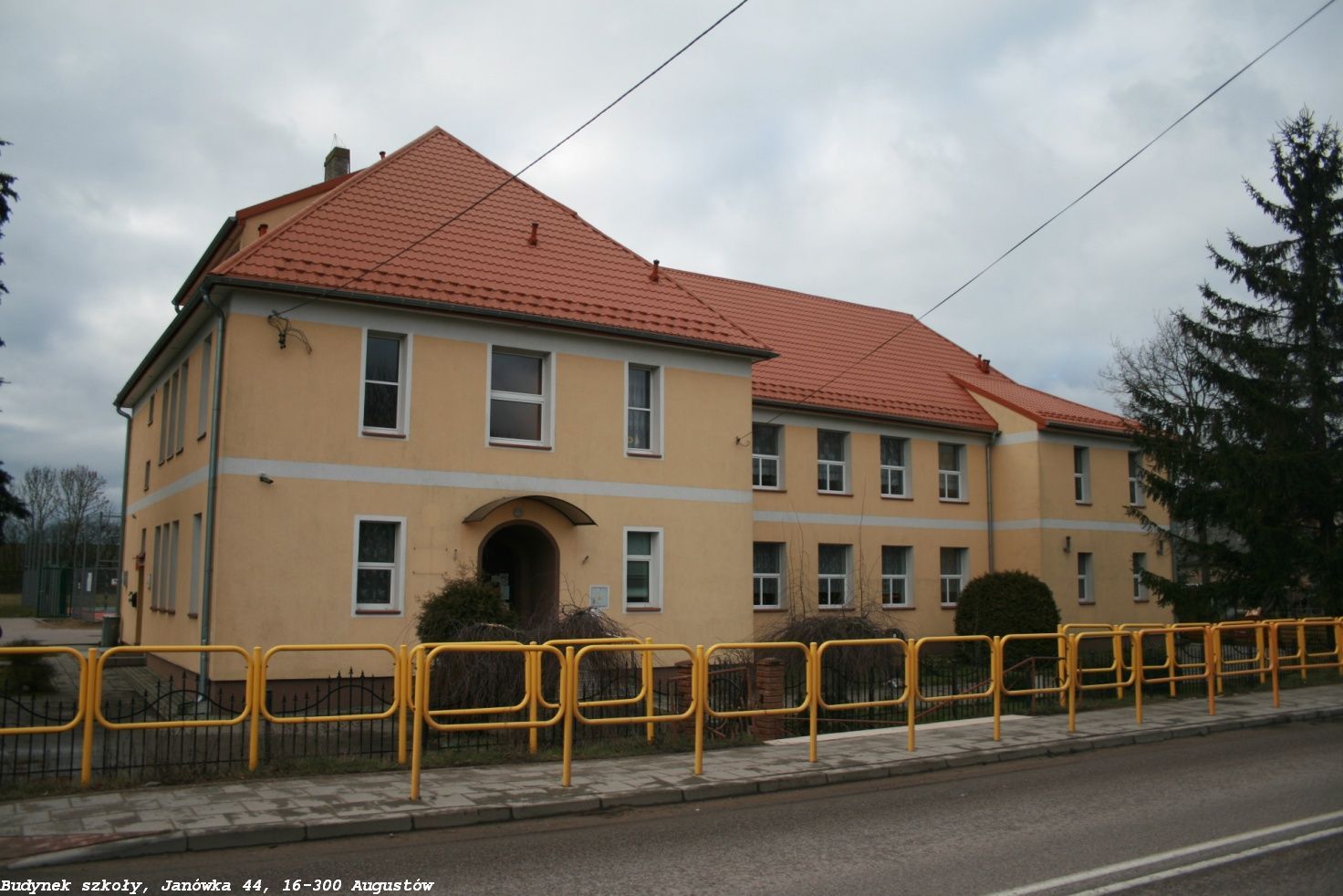 Budynek po byłej szkole podstawowej w Janówce